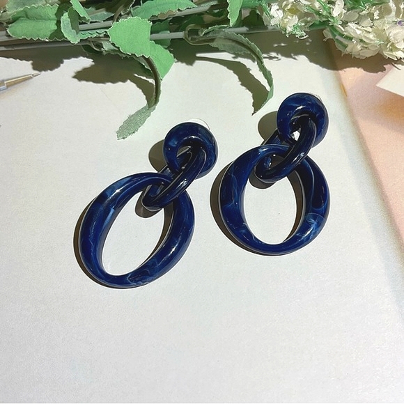 Jewelry - NWT blue dangle earrings